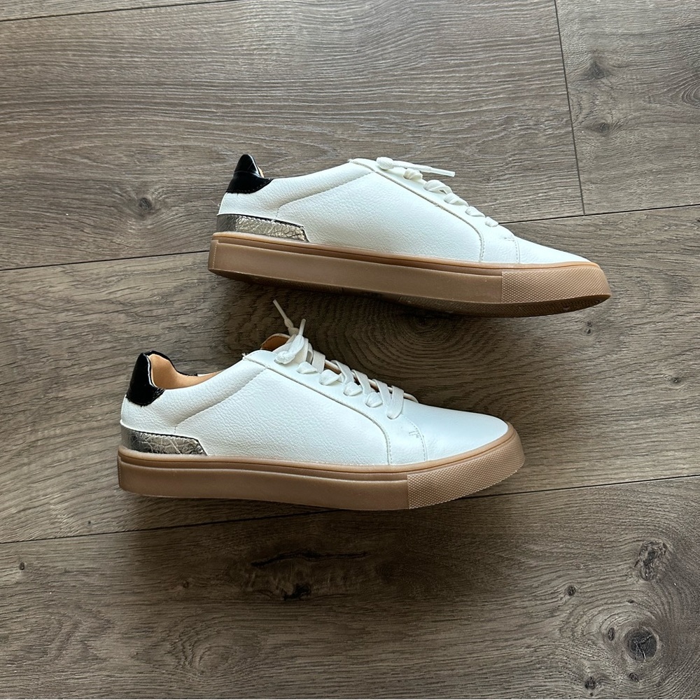 NWOT Dolce vita sneakers